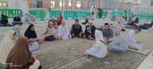 Grup Jamaah 15 Jamaah Halaqah Kajian Masjid Outdoor Siang | Jenis Layanan Haji Tours Madinah