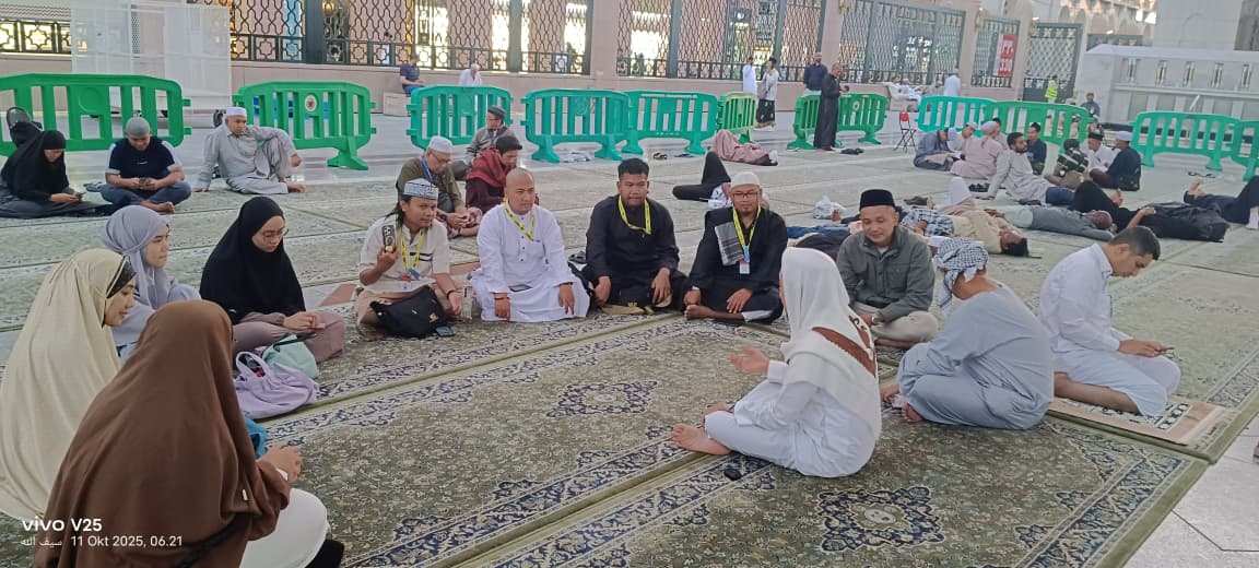 Grup Jamaah 15 Jamaah Halaqah Kajian Masjid Outdoor Siang | Jenis Layanan Haji Tours Madinah