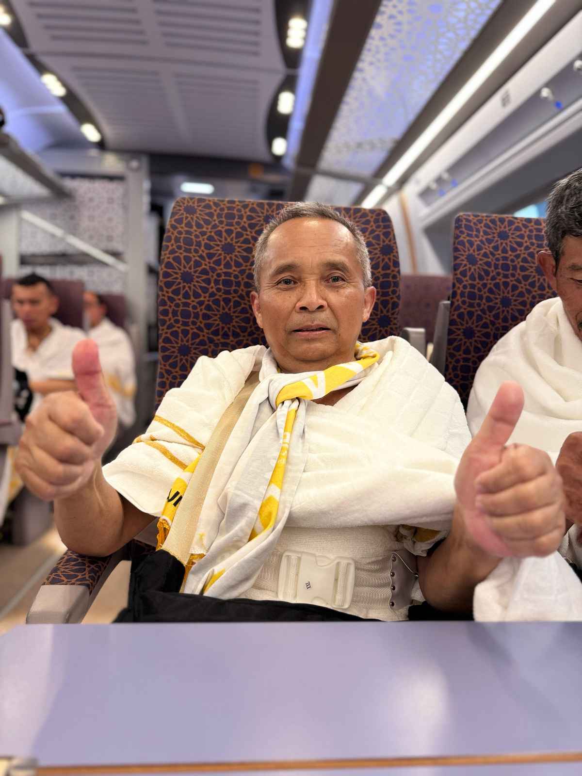 Jamaah Pria Transport Ihram Selfie | Dapatkan Panduan Memilih Agen Umroh Terbaik