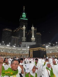 Grup 100 Jamaah Kabah Masjidil Haram Ibadah Haji Malam Agustus | Bolehkah Wanita Umroh Tanpa Mahram?