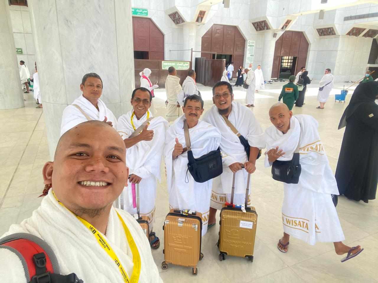 Grup Jamaah 6 Orang Masjid Foto Grup Lanyard MIW | Baca Tips Menjaga Stamina Selama Persiapan Umrah