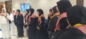 Grup Jamaah Wanita 15 Jamaah Upacara Formal Lanyard MIW Indoor | Syarat dan Langkah Mendaftar Haji Tours