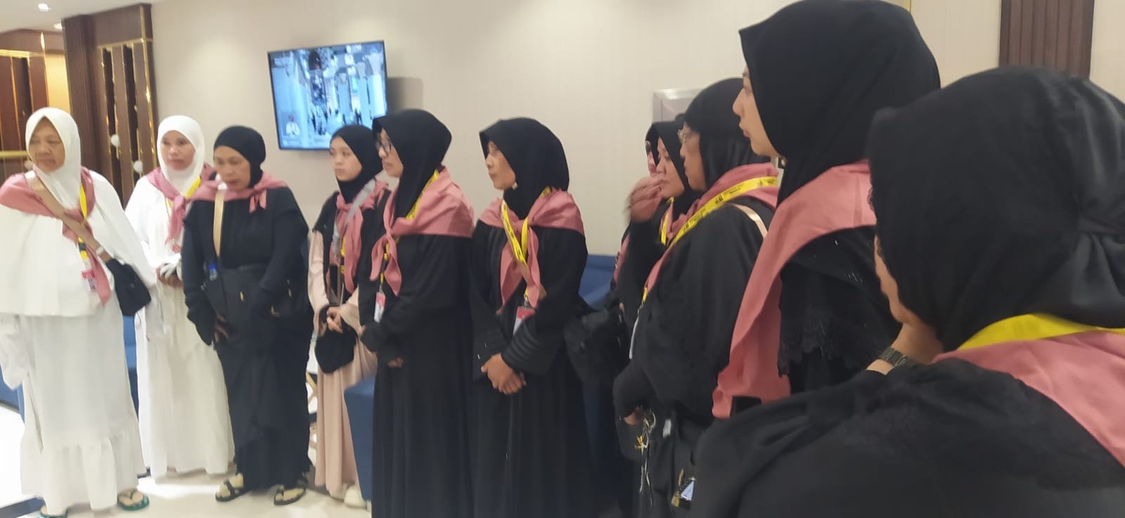 Grup Jamaah Wanita 15 Jamaah Upacara Formal Lanyard MIW Indoor | Syarat dan Langkah Mendaftar Haji Tours