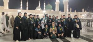 Grup Jamaah Wanita 20 Jamaah Masjid Nabawi Foto Grup Lanyard MIW | Perbedaan Umroh Mandiri dengan Umroh Bersama Travel