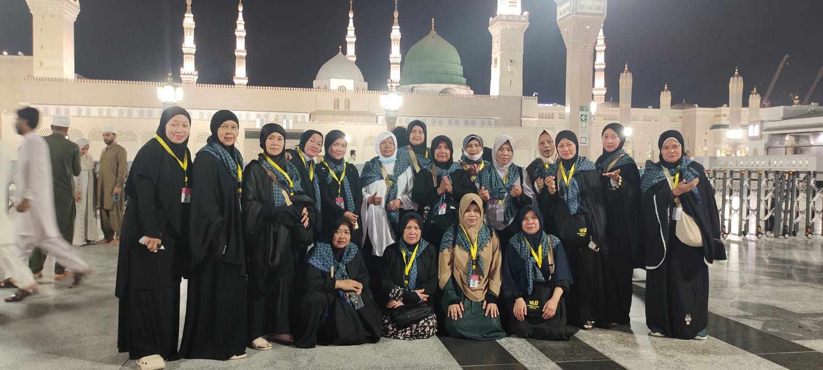 Grup Jamaah Wanita 20 Jamaah Masjid Nabawi Foto Grup Lanyard MIW | Perbedaan Umroh Mandiri dengan Umroh Bersama Travel