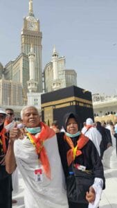 Jamaah Lansia 2 Orang Kabah Foto Formal Lanyard Siang Jul 2025 | Bolehkah Lansia Umroh Sendirian?