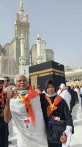 Jamaah Lansia 2 Orang Kabah Foto Formal Lanyard Siang Jul 2025 | Bolehkah Lansia Umroh Sendirian?