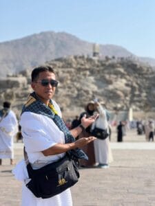 Jamaah Pria 1 Orang Jabal Nur Foto Portrait Outdoor Siang | Pelajari Berapa Lama Keberangkatan Setelah Mendaftar Umroh di Sini