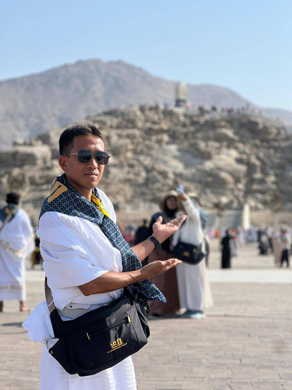 Jamaah Pria 1 Orang Jabal Nur Foto Portrait Outdoor Siang | Pelajari Berapa Lama Keberangkatan Setelah Mendaftar Umroh di Sini