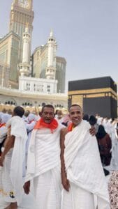 Jamaah Pria 2 Orang Kabah Masjidil Haram Foto Grup Siang | Pelajari Perbedaan Haji Tours Reguler dan Plus di Sini