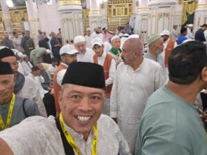 Selfie Masjidil Haram Jamaah Pria Indoor Lanyard | Pelajari Apa Saja Vaksin untuk Jamaah Umroh