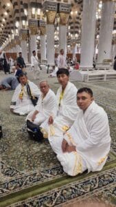 Grup Jamaah 4 Orang Setelah Melaksanakan Shalat di Masjid | Haji Kecil
