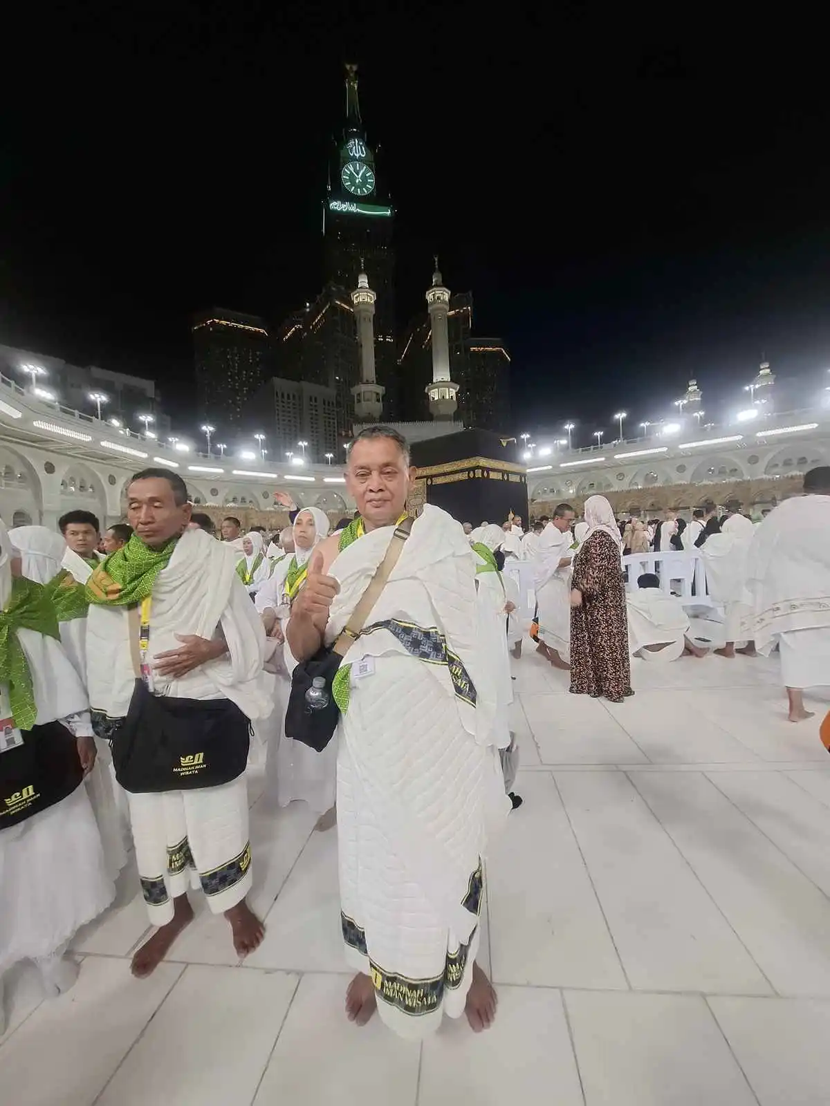 Jamaah MIW Berfoto Depan Kabah| Sunnah Sunnah Umroh yang Sering Diabaikan