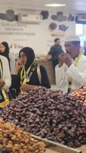 Jamaah MIW Travel Solo Belanja Kurma Khas Arab