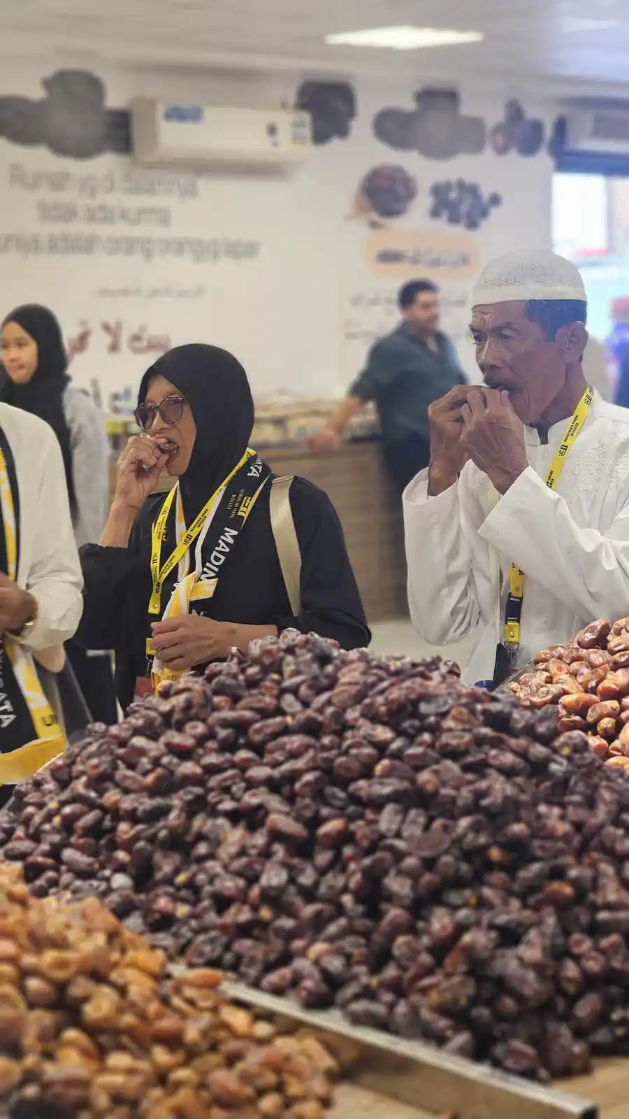 Jamaah MIW Travel Solo Belanja Kurma Khas Arab
