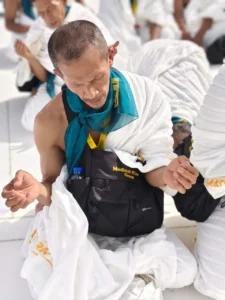 Jamaah Pria MIW Solo Sedang Berdoa di Siang Hari | Pelajari Larangan Selama Ihram yang Wajib Anda Ketahui di Sini