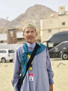 Jamaah Pria Madinah Iman Wisata Sedang Berfoto di Area Jabal di Madinah Mekkah | Pelajari Apa Saja yang Didapatkan dari Paket Promo Super Hemat MIW di Sini