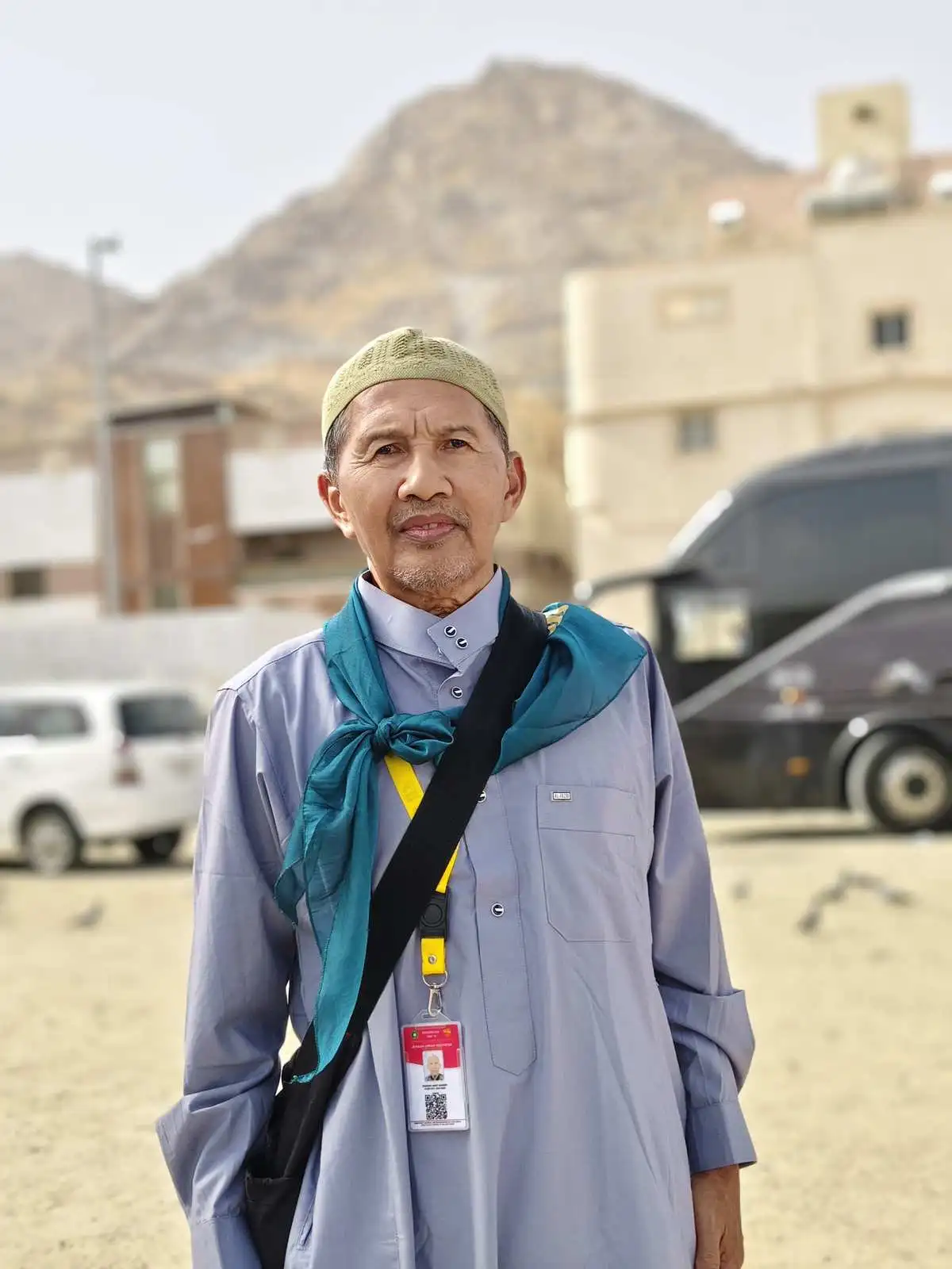 Jamaah Pria Madinah Iman Wisata Sedang Berfoto di Area Jabal di Madinah Mekkah | Pelajari Apa Saja yang Didapatkan dari Paket Promo Super Hemat MIW di Sini