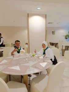 Jamaah Pria dan Wanita Sedang Menyantap Hidangan yang Diberikan | Pelajari Menu Makanan Favorit Jamaah Indonesia di Arab Saudi