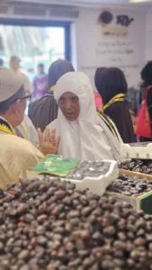 Jamaah Wanita Belanja di Pasar Kurma | Tips Belanja Aman di Pasar Madinah