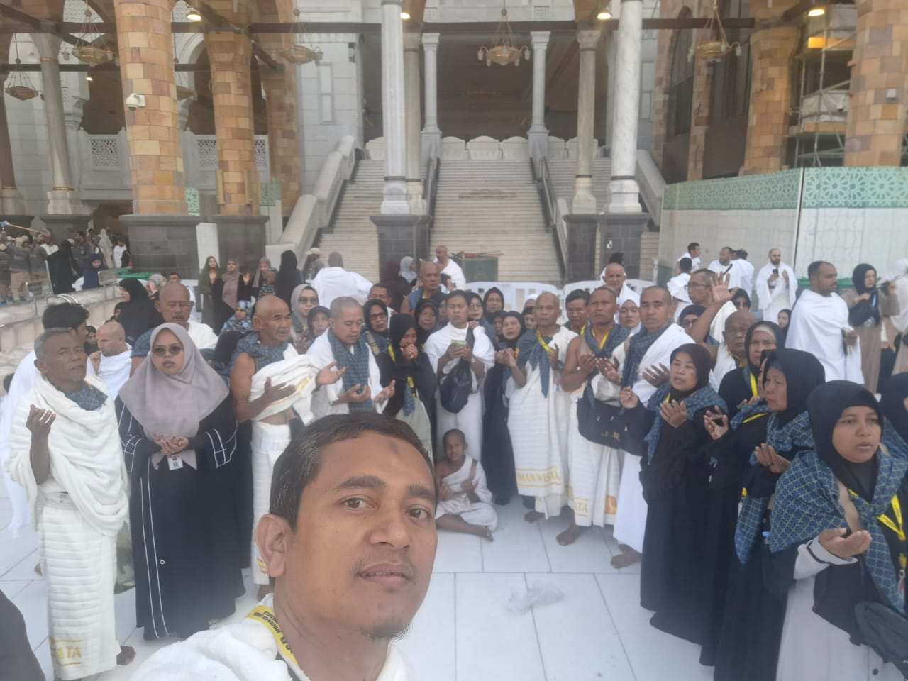 Selfie di Masjid Nabawi | Bolehkah Umroh Walau Belum Pernah Haji