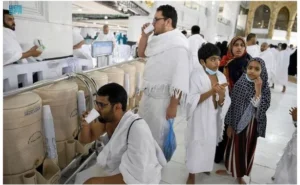 Hukum Air Zamzam Sambil Berdiri