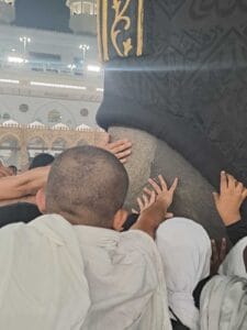 Apa Hukumnya Mencium Hajar Aswad