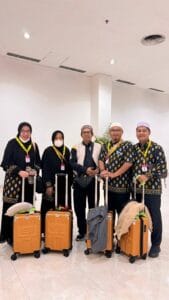 Grup Jamaah 5 Orang Berfoto Bersama MIW | Tips Packing untuk Umroh