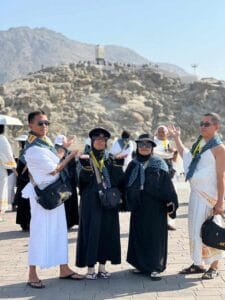 Grup Jamaah MIW Solo Berfoto di Jabal Arafat | Travel Umroh Lokal Lebih Menguntungkan