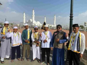 Jamaah MIW Sedang Berfoto Bersama | Umroh Lebih dari Sekali dalam Satu Safar