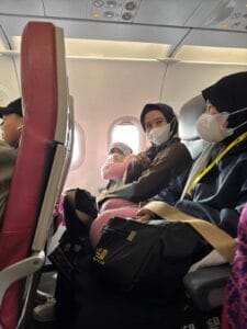 Jamaah MIW Solo Sedang Berada di dalam Pesawat | Cara Mengatasi Jet Lag Setelah Tiba di Jeddah atau Madinah